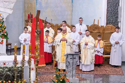 O świcie w Niedzielę Zmartwychwstania została odprawiona uroczysta Mszy św. w rzeszowskiej katedrze. Eucharystię poprzedziła procesja rezurekcyjna z Najświętszym Sakramentem. W oprawie muzycznej celebracji wziął udział katedralny chór chłopięco-męski Pueri Cantores Resovienses oraz katedralna orkiestra dęta.
Dnia 31 marca 2024 r. o godz. 6 w rzeszowskiej katedrze na rozpoczęcie procesji rezurekcyjnej rozbrzmiało zawołanie: „Chrystus zmartwychwstał, prawdziwie zmartwychwstał”. Wyrazem radości paschalnej była procesja z Najświętszym Sakramentem dokoła katedry z udziałem licznie zgromadzonych wiernych, straży grobowej i orkiestry dętej.
Po zakończonej procesji, została odprawiona uroczysta Eucharystia pod przewodnictwem ks. Krzysztofa Gołąbka, prepozyta rzeszowskiej kapituły katedralnej i proboszcza miejscowej wspólnoty parafialnej. Homilię wygłosił ks. Michał Rurak, penitencjarz kapituły, który zachęcał do zgłębiania tajemnicy zmartwychwstania.

„Zmartwychwstania jest czymś jedynym i wyjątkowym w swoim rodzaju. Łatwo napisać i powiedzieć czym zmartwychwstanie nie jest. Ale napisać i powiedzieć czym zmartwychwstanie jest, to zadanie na całe życie, i to nie tylko dla teologa czy księdza. To zadanie dla każdego z nas. Najważniejsze zadanie w życiu, bo ono zdecyduje co z nami będzie” – mówił kaznodzieja.
Ks. Rurak ukazał konsekwencje zmartwychwstania Chrystusa dla każdego wierzącego w kontekście całej historii Boga i człowieka. Mówił: „Zmartwychwstanie nie dotyczy tylko przyszłości, czasu po śmierci. Ono ma także znaczenie dla naszej doczesności. Bo skoro życie ma prowadzić do Zmartwychwstania, to znaczy, że ma wartość samo w sobie, że trzeba je szanować i jak najlepiej przeżyć.”
Na zakończenie Eucharystii transmitowanej przez katolickie Radio „VIA”, katedralny chór chłopięco-męski Pueri Cantores Resovienses pod dyrekcją Aleksandry Fiołek-Matuszewskiej wykonał uroczyste „Alleluja” z oratorium G.F. Haendla. Po zakończonej Mszy św. rezurekcyjnej katedralna orkiestra dęta pod batutą Tadeusza Cielaka odegrała radosne utwory wielkanocne. fot. Joanna Prasoł