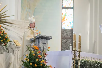 W Wielki Czwartek o godz. 10.00 w naszej Katedrze bp Jan Wątroba przewodniczył Mszy Krzyżma. Jest ona wyrazem jedności i wspólnoty duchowieństwa diecezji. Podczas tej Mszy Świętej biskup poświęcił olej chorych, katechumenów oraz olej krzyżma. Księża koncelebrujący z biskupem Eucharystię odnowili przyrzeczenia kapłańskie.
W koncelebrze wzięli udział bp Kazimierz Górny, bp Edward Białogłowski oraz 179 kapłanów z całej diecezji. W Eucharystii wzięli również udział licznie zebrani ministranci, lektorzy, animatorzy, ceremoniarze, członkowie scholi parafialnych i dziewczęcej służby maryjnej.
fot. Małgorzata Ryndak