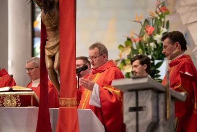 9 kwietnia w Katedrze 42 młodych osób z parafii katedralnej oraz 14 parafii Matki Bożej Częstochowskiej w Rzeszowie (Drabinianka) otrzymało sakrament bierzmowania, którego udzielił bp Jan Wątroba.
Przygotowania młodzieży trwały 2 lata, a odbywały się pod okiem ks. Krzysztofa, ks. Pawła, ks. Szczepana, s. Ewy oraz pani Agnieszki i obejmowały m.in. katechezy, spotkania formacyjne, a także przystąpienie do sakramentu pokuty. We wtorkowy wieczór kandydaci wraz ze swoimi świadkami, rodzicami, chrzestnymi czy też dziadkami zgromadzili się w Katedrze, by prosić o dary Ducha Świętego, umacniające w mężnym wyznawaniu wiary i postępowaniu według jej zasad.
Wszystkich zgromadzonych w świątyni przywitał ks. Krzysztof Gołąbek – proboszcz parafii katedralnej. Mszę Świętą koncelebrowali także ks. Tadeusz Pindara – proboszcz parafii Matki Bożej Częstochowskiej oraz kapłani posługujący w obydwu parafiach.
Następnie prośbę o udzielenie sakramentu bierzmowania zgromadzonym młodym oraz o modlitwę skierowali do Księdza Biskupa rodzice kandydatów.
W homilii bp Jan zachęcił młodych, aby w tym wyjątkowym dniu obrali Ducha Świętego za życiowego przewodnika towarzszącego im przy ważnych wyborach czy podchodzeniu do egzaminów – także tych życiowych. Wyjaśnił również znaczenie imienia Ducha Świętego – Paraklet – które tłumaczone z jęz. greckiego oznacza obrońcę, adwokata – nigdy prokuratora, nawet nie sędziego.
Będziecie moimi świadkami, gdy was umocni Duch Święty – mówi Pan Jezus. Niech nie będzie niedzieli i uroczystości bez udziału we Mszy Świętej – to jest moment dawania świadectwa. Właśnie przez zaangażowane, pełne uczestnictwo w najpiękniejszej modlitwie, jaką ma Kościół, czyli w Mszy Świętej, zdacie egzamin ze swojej dojrzałości chrześcijańskiej.
Na koniec celebrans odwołał się do obchodzonej poprzedniego dnia Uroczystości Zwiastowania Pańskiego i postawy Maryi wobec planu Bożego w Jej życiu oraz drogi, przez którą prowadził Ją Duch Święty. Podkreślił, że właśnie Maryja uczy, jak być uczennicą Ducha Świętego.
Po homilii miało miejsce odnowienie przyrzeczeń chrzcielnych. Następnie odbyła się najważniejsza część uroczystości – modlitwa Księdza Biskupa oraz namaszczenie krzyżmem każdego kandydata.
Sakrament bierzmowania jest koniecznym dopełnieniem sakramentu chrztu i wiąże się również z obraniem konkretnego patrona, którego życie i przymioty są wzorem dla młodego człowieka otrzymującego Ducha Świętego. Kandydat do bierzmowania ma więc okazję wybrać sobie świętego czy błogosławionego, którego droga do świętości najbardziej go zachwyciła. Może być to patron, którego imię nosi już od chrztu; może też wybrać sobie drugiego patrona. 
W związku z tym podczas namaszczenia krzyżmem biskup zwraca się do bierzmowanego nowo wybranym imieniem.
Po liturgii sakramentu bierzmowania miała miejsce modlitwa powszechna i liturgia eucharystyczna. Na koniec młodzi złożyli podziękowania Księdzu Biskupowi, Księżom Proboszczom oraz wszystkim, którzy poprzez swój wkład, posługę i zaangażowanie przyczynili się do przygotowania oraz przeżycia tej wyjątkowej uroczystości. Pamiątką było wspólne zdjęcie po zakończonej Mszy Świętej.
Posługę muzyczną w czasie uroczystości pełniła Katedralna Schola Liturgiczna pod dyrekcją ks. Juliana Wybrańca.

fot. Leszek Drzał
