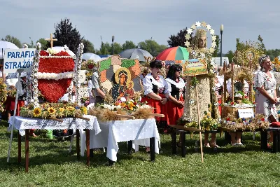 „Wierność ideałom jest gwarantem tego, że nie pogubimy się życiowo, nie skompromitujemy się i w naszym polskim domu będziemy gospodarzami, a nie najemnikami” – mówił podczas Dożynek Diecezjalnych bp Edward Białogłowski. 28 sierpnia 2022 r. do Parku Papieskiego w Rzeszowie przyjechało ponad 60 delegacji z wieńcami.

Do Parku Papieskiego w Rzeszowie przyjechało ponad 60 delegacji z parafii diecezji rzeszowskiej z wieńcami żniwnymi. Tegoroczną obsługę dożynek, w tym przygotowanie liturgii, zapewnili wierni i duszpasterze z Diecezjalnego Sanktuarium św. Józefa w Rzeszowie i dekanatu Rzeszów Północ. Przed Mszą św. odbył się program słowno-muzyczny w wykonaniu Diakonii Muzycznej z parafii św. Józefa w Rzeszowie.

Przed rozpoczęciem Mszy św. ks. Jerzy Uchman, diecezjalny duszpasterz rolników, przywitał przybyłych do Rzeszowa rolników, ogrodników, sadowników i pszczelarzy, wśród nich starostów dożynek: Aleksandrę i Bartłomieja Kędziorów z parafii pw. św. Józefa w Rzeszowie, a także obecnych na Mszy św. parlamentarzystów, władze państwowe i samorządowe, służby mundurowe oraz poczty sztandarowe.

Eucharystii przewodniczył bp Kazimierz Górny. W koncelebrze uczestniczył bp Edward Białogłowski, ks. infułat Wiesław Szurek oraz blisko dwudziestu księży.

Homilię wygłosił bp Edward Białogłowski.

„Dziękujemy Bogu za rolników, którzy mimo różnych trudności i przeciwności, które dotykają polską wieś, trwają przy rodzinnych gospodarstwach. Pochylają się nad rolą, która wydaje chleb i różne rośliny, warzywa, owoce i kwiaty. Dziękujemy wam, gospodynie i gospodarze, starsi i młodzi, za troskę i bezpieczeństwo żywnościowe naszego kraju oraz za zapasy żywnościowe, które są sprzedawane do innych krajów, a także wspomagają naszych sąsiadów borykających się, czy uciekających ze swojego kraju przed wojną do naszej ojczyzny, aby znaleźć tutaj bezpieczny kąt” – mówił bp Edward Białogłowski.

Biskup Białogłowski kierując do zebranych słowa zachęty pytał:

„Czy wasze domu rozbrzmiewają codzienną modlitwą dziękczynną i błagalną? Czy niedziela dla waszych domowników jest dniem świętym, z udziałem we Mszy św., z rodzinnym posiłkiem, z rozmową o waszej rodzinie, o jej troskach i radościach, o gospodarstwie, jego przyszłości i o przyszłości naszej ojczyzny? Zapalajcie ducha młodego pokolenia do życia ideałami: Bóg, honor, ojczyzna (…) Wierność ideałom jest gwarantem tego, że nie pogubimy się życiowo, nie skompromitujemy się i w naszym polskim domu będziemy gospodarzami, a nie najemnikami” – mówił bp Białogłowski.

Po błogosławieństwie poszczególne delegacje zaprezentowały swoje wieńce.

ks. Jakub Nagi
fot. ks. Tomasz Nowak