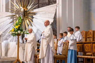 Ponad 100 lat temu, w roku 1917 r. w Fatimie, Matka Boża każdego 13. dnia miesiąca od maja do października objawiała się trójce dzieci: Łucji, Hiacyncie i Franciszkowi. Prosiła ich wówczas o odmawianie modlitwy różańcowej w intencji pokoju na świecie i nawrócenia grzeszników. Wzorem tych wydarzeń w wielu parafiach w Polsce i na świecie prowadzone są nabożeństwa fatimskie. Nie inaczej jest w rzeszowskiej katedrze, gdzie 13 października zakończono cykl tegorocznych spotkań modlitewnych przy figurze Pani Fatimskiej. Wieczór fatimski rozpoczął się o godz. 18:40 odczytaniem próśb i podziękowań do Matki Bożej Fatimskiej. Wcześniej wierni mogli skorzystać z sakramentu pokuty. O godz. 19:00 odprawiono uroczystą Mszę Świętą, której przewodniczył ks. Andrzej Szpaczyński – ojciec duchowny w Wyższym Seminarium Duchownym w Rzeszowie. Wygłosił on także homilię, w której nawiązał do liturgii słowa z dnia, przyrównując ją do myślenia współczesnego człowieka. „Jezus mówi do nas «Kto nie jest ze mną, jest przeciwko mnie». Można pomyśleć: jestem teraz w kościele, modlę się, spowiadam, przyjmuję sakramenty, ale czy rzeczywiście jestem z Jezusem czy tylko z Nim bywam? Czy jestem w Jego obecności cały czas czy jedynie bywam z Nim przez pewne chwile w ciągu dnia? Być z Jezusem to być po Jego stronie, mieć podobne myślenie, jak On, które przejawia się w czynach, podejmowanych decyzjach, a także w patrzeniu na drugiego. To wiara jest filtrem, który pozwala zobaczyć w drugim człowieku nie przeciwnika, ale brata – nawet jeśli jest on inny lub myśli inaczej. Wiara może pomagać wchodzić z nim w relację. Warto zadać sobie pytanie: czy mam w sobie ten filtr, ten sposób patrzenia, dzięki któremu jestem po stronie Jezusa?”. Następnie celebrans przywołał wydarzenia z portugalskiego miasteczka: „Choć nie jesteśmy świadkami cudu słońca, który zobaczył dziesięciotysięczny tłum 13 października 1917 w Fatimie, to słyszymy dzisiaj wezwanie do nawrócenia i pokuty. Każdy z nas jest wezwany, by się nawracać. Być może nawróceniu powinno ulec nasze spojrzenie na innych, by zobaczyć w nich dobro, a na świat patrzeć z wiarą”. Mszę Świętą koncelebrowali ks. Bogusław Babiarz – dyrektor administracyjny WSD w Rzeszowie, ks. Krzysztof Gołąbek – proboszcz parafii katedralnej oraz ks. Michał Rurak – katedralny wikariusz. Posługę w czasie liturgii pełnili alumni rzeszowskiego seminarium, którzy wraz z diakonem Łukaszem prowadzili także modlitwę różańcową z rozważaniami opartymi o historię błogosławionej rodziny Ulmów. Korzystając z ciepłej, jesiennej pogody po zakończonej Mszy Świętej odbyła się procesja na placu przed świątynią z figurą Pani Fatimskiej. Wierni z świecami w rękach zawierzali siebie, swoje rodziny i wszelkie troski w modlitwie różańcowej. Duchowo łączyli się z nimi słuchacze katolickiego radia VIA, które transmitowało całe nabożeństwo. Przed wyśpiewaniem Apelu Jasnogórskiego ks. Krzysztof, proboszcz parafii katedralnej, podsumował tegoroczne nabożeństwa fatimskie, dziękując wiernym za uczestnictwo w uwielbieniu Boga za przyczyną Pani Fatimskiej. W sposób szczególny podziękowania skierował do braci alumnów z roku propedeutycznego, życząc, aby modlitwa przy figurze Matki Bożej z Fatimy umacniała rozeznawanie drogi ich powołania. Wyrazy wdzięczności popłynęły w stronę kapłanów z dekanatu Rzeszów-Katedra, sióstr zakonnych, orkiestry pod batutą Tadeusza Cielaka, która uświetniała każde z tegorocznych nabożeństw oraz słuchaczy katolickiego radia VIA. Do godz. 22:00 w świątyni trwała adoracja Najświętszego Sakramentu, w której wierni licznie uczestniczyli. Od listopada do kwietnia 13. dnia miesiąca w świątyni katedralnej prowadzona jest modlitwa różańcowa przy figurze Matki Bożej Fatimskiej o godz. 17:30. Niech wezwanie Maryi do codziennej modlitwy różańcowej przyświeca nam nie tylko w październiku i przy okazji nabożeństw fatimskich, ale każdego dnia. 
tekst: Angelika Karnasiewicz 
fot. Jola Warchoł