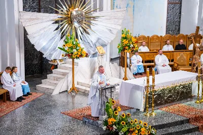 W środę 13 września przeżywaliśmy kolejne w tym roku Nabożeństwo Fatimskie. O godz. 18.40 zostały przedstawione prośby i podziękowania do Matki Bożej Fatimskiej, w intencji których sprawowana była także Msza Święta. Eucharystii przewodniczył i homilię wygłosił ks. Marek Kotwa – wikariusz parafii pw. Św. Michała Archanioła w Rzeszowie. Po Mszy Świętej wyruszyła procesja z figurą Matki Bożej, podczas której modlitwę różańcową prowadzili przedstawiciele parafii pw. Św. Jadwigi Królowej wraz ze swoimi duszpasterzami: ks. Tomaszem Gałuszką oraz ks. Łukaszem Mariuszycem, zaś figurę Matki Bożej nieśli przedstawiciele Bractwa św. Michała Archanioła, Rycerzy Kolumba oraz Związku Strzeleckiego "Strzelec". Modlitwę ubogaciła obecność Orkiestry Dętej pod dyrekcją Tadeusza Cielaka. Nabożeństwo zakończył Apel Jasnogórski. fot. Jola Warchoł