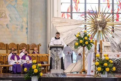 W czwartek 5 listopada o godz. 11.00 Mszą Świętą pogrzebową pożegnaliśmy śp. ks. inf. Stanisława Maca - pierwszego proboszcza i budowniczego Rzeszowskiej Katedry, byłego prepozyta Kapituły Katedralnej i długoletniego dziekana dekanatu Rzeszów – Katedra.  Mszy Świętej przewodniczył bp Jan Wątroba, homilię wygłosił ks. Stanisław Potera. W koncelebrze uczestniczył bp Stanisław Jamrozek - biskup pomocniczy przemyski i ok. 50 księży. fot. Dariusz Kamiński Fotografiarzeszow