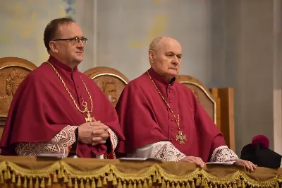 W Katedrze Rzeszowskiej podczas I Nieszporów Uroczystości św. Józefa Oblubieńca NMP odbył się obrzęd instalacji nowych kanoników Kapituły Katedralnej w Rzeszowie. Liturgii Nieszporów przewodniczył ks. Krzysztof Gołąbek, proboszcz Katedry i prepozyt Kapituły Katedralnej, który wygłosił również homilię. Uroczystości rozpoczęły się od odczytania przez ks. Gołąbka dekretu bp. Jana Wątroby o włączeniu nowych członków do grona Kapituły. Następnie nowi kanonicy złożyli wyznanie wiary oraz przysięgę wierności przy obejmowaniu urzędu wykonywanego w imieniu Kościoła.

Do grona kanoników katedralnych dołączyli: ks. dr Paweł Synoś – Wikariusz Biskupi do spraw duchowieństwa diecezjalnego, ks. Prałat dr Piotr Tarnawski – Sekretariat Stanu Stolicy Apostolskiej, ks. dr Marek Story – Dykasteria Nauki Wiary w Watykanie, ks. dr Stanisław Kamiński – Wikariusz Biskupi do spraw życia konsekrowanego, proboszcz Parafii św. Józefa w Głogowie Małopolskim, ks. kanonik Stanisław Jamiński – proboszcz Parafii NNMP w Rzeszowie – Staroniwa, ks. kanonik Tadeusz Pindara – proboszcz Parafii Matki Bożej Częstochowskiej w Rzeszowie, ks. dr Przemysław Drąg – proboszcz Parafii pw. Trójcy Przenajświętszej w Głogowie Małopolskim.

W diecezji rzeszowskiej istnieje kapituła katedralna i cztery kapituły kolegiackie: biecka, jasielska, kolbuszowska i strzyżowska. Historycznie kanonicy byli księżmi stanowiącymi grupę skupioną wokół biskupa miejsca, których zadaniem było pomaganie mu w zarządzaniu lokalnym Kościołem. Obowiązani byli określoną regułą, czyli kanonem praw, stąd właśnie pochodzi nazwa kanonik.

Poszczególne kapituły mają swoje charakterystyczne stroje, którymi wyróżniają się od pozostałych duchownych. Strojem kanoników kapitulnych jest sutanna z obszywkami i guzikami koloru fioletowego, pas fioletowy, następnie rokieta, mucet (fioletowa pelerynka) lub mantolet oraz łańcuch z dystynktorium. Fot. ks. Jakub Oczkowicz