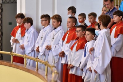 Mszą Świętą w naszej Katedrze rozpoczęły się XVI Mistrzostwa Polski Liturgicznej Służby Ołtarza w piłce nożnej o puchar „KnC”. W rozgrywkach 28 i 29 lipca 2021 r. weźmie udział 72 drużyny z 20 diecezji i 2 prowincji zakonnych. Zawody odbywają się ku pamięci śp. ks. Tomasza Blicharza.  Eucharystii przewodniczył bp Jan Wątroba. Mszę św. koncelebrowało ponad 40 księży – głównie opiekunowie drużyn sportowych z różnych diecezji. W Eucharystii uczestniczyła Stanisława Blicharz i Marcin Blicharz, mama i brat ks. Tomasz Blicharza, któremu dedykowany jest tegoroczny turniej (ks. Blicharz był przez wiele lat duszpasterzem Liturgicznej Służby Ołtarza Diecezji Rzeszowskiej, a także inicjatorem i głównym organizatorem poprzednich edycji mistrzostw LSO, które odbyły się w Rzeszowie w 2016 i 2018 r. Zmarł 17 października 2020 r. w wieku 39 lat). Po Mszy św. sportowcy z Liturgicznej Służby Ołtarza rozjechali się do czterech hal sportowych i na 8 Orlików na terenie Rzeszowa, Łąki, Trzebowniska i Tyczyna.  W zawodach uczestniczy 72 drużyny z 20 diecezji i 2 prowincji zakonnych w Polsce – jest to blisko 800 sportowców. Rywalizacja odbywa się w trzech kategoriach wiekowych: ministrant (roczniki urodzenia 2009-2013), lektor młodszy (2005-2008) i lektor starszy (2000-2004).  Diecezje rzeszowską reprezentują parafie: Gorlice (pw. Narodzenia NMP) i Rzeszów (pw. Bożego Ciała) w kategorii ministrant; Górno, Łowisko i Błażkowa w kategorii lektor młodszy oraz Zaczernie, Cmolas, Hermanowa, Rzeszów (pw. św. Mikołaja) i Tarnowiec w kategorii lektor starszy.  W poniedziałek, 28 czerwca zostaną rozegrane eliminacje. Drugi dzień zawodów również rozpocznie się Mszą św. w rzeszowskiej katedrze – Eucharystii będzie przewodniczył bp Edward Białogłowski. Ceremonię wręczenia nagród i zakończenia przewidziano na godz. 15.00 w Hali Sportowej Młodzieżowego Ośrodka Socjoterapii przy ul. Miłocińskiej w Rzeszowie.  Głównym organizatorem turnieju jest miesięcznik „KnC” – „Króluj nam Chryste”. Gospodarzami są: Diecezja Rzeszowska i Liturgiczna Służba Ołtarza Diecezji Rzeszowskiej.  Tekst i zdjęcia: ks. Tomasz Nowak 