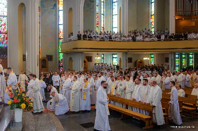 W Wielki Czwartek o godz. 10.00 w naszej Katedrze bp Jan Wątroba przewodniczył Mszy Krzyżma. Jest ona wyrazem jedności i wspólnoty duchowieństwa diecezji. Podczas tej Mszy Świętej biskup poświęcił olej chorych, katechumenów oraz olej krzyżma. Księża koncelebrujący z biskupem Eucharystię odnowili przyrzeczenia kapłańskie. W koncelebrze wzięli udział bp Kazimierz Górny, bp Edward Białogłowski oraz ponad 200 kapłanów z całej diecezji. W Eucharystii wzięli również udział licznie zebrani ministranci, lektorzy, animatorzy, ceremoniarze, członkowie scholi parafialnych i dziewczęcej służby maryjnej. Podczas Mszy Świętej zaśpiewał chór męski pod dyrekcją ks. Andrzeja Widaka. Przy organach zasiadł ks. Julian Wybraniec. fot. Piotr Szorc