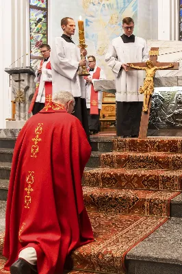 W Wielki Piątek 15.04.2022 r. w Katedrze Rzeszowskiej Liturgii na cześć Męki Pańskiej przewodniczył bp Jan Wątroba.
Mękę naszego Pana Jezusa Chrystusa według świętego Jana śpiewali:
ks. Julian Wybraniec - Jezus
Karol Baraniewicz - Ewangelista
ks. Szczepan Węglowski - Inni
Chór WSD Rzeszów pod dyrekcją ks. dra Andrzeja Widaka
fot. Joanna Prasoł