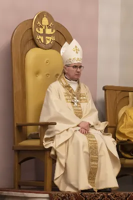 16 kwietnia 2022 r. bp Jan Wątroba przewodniczył liturgii Wigilii Paschalnej w naszej Katedrze. Podczas Mszy Świętej trzy osoby: Justyna, Anna i Nikola przyjęły sakrament chrztu, bierzmowania i Eucharystii.
fot. Joanna Prasoł