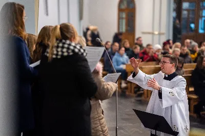 „Nasza wdzięczność jest szczególna wobec osób konsekrowanych za ich czytelne świadectwo wiary i za to, że żyjąc wiarą na co dzień ukazują chrystusowy styl życia” – mówił biskup Jan Wątroba podczas Mszy św. w katedrze rzeszowskiej w święto Ofiarowania Pańskiego. W Eucharystii, z okazji swojego święta patronalnego, uczestniczyły osoby konsekrowane posługujące w diecezji rzeszowskiej.
Mszy św. w katedrze rzeszowskiej przewodniczył bp Jan Wątroba, który modlił się w intencji osób konsekrowanych, przeżywających w święto Ofiarowania Pańskiego (02.02.) swoje święto patronalne. Eucharystię koncelebrował ks. Stanisław Kamiński, wikariusz biskupi ds. zakonnych, a także 9 kapłanów.
Na początku Mszy św. ks. Stanisław Kamiński powitał zebranych i wprowadził w przeżywaną liturgię. Następnie odbył się obrzęd błogosławieństwa świec i procesja z dolnego kościoła do głównej części katedry rzeszowskiej
Homilię wygłosił bp Jan Wątroba, który w pierwszej części, odnosząc się do przeżywanego święta, nawiązał do postawy Matki Najświętszej i św. Józefa. „Maryja uczy nas, że wierność Bogu oznacza wypełnianie prawa Bożego. Ona wypełniła wszystko bez wyjątku. Choć sama nie potrzebowała oczyszczenia, pozostała jednak posłuszna prawu. Skromna, prosta, uboga kobieta, poddana Bogu. W postawie Maryi i Józefa można dostrzec piękną lekcję dla rodziców i wychowawców. Rodzice powinni przedstawiać, czyli zawierzać swoje dzieci Panu Bogu. To jest gest wdzięczności wobec Stwórcy, a także znak wielkiej pokory wobec niełatwej misji rodzicielskiej i wychowawczej. Pełny rozwój człowieka dokonuje się dzięki Bożej łasce, a rodzice powinni się czuć narzędziem Bożej łaski, dlatego powinni często błogosławić swoje dzieci, modlić się za nie i z nimi oraz wciąż na nowo zawierzać je Panu Bogu” – mówił bp Wątroba.
Biskup Rzeszowski odnosząc się do obchodzonego Dnia życia konsekrowanego powiedział: „Trzy elementy wspólnoty: słowo, wierność i otwarcie na Ducha Świętego stanowią istotę życia każdej osoby konsekrowanej. Rozważać słowo Boże, trwać wiernie na modlitwie i być otwartym na to, co Duch Święty chce nam powiedzieć, to wypełnić powołanie do życia konsekrowanego, a jednocześnie wyznać wiarę w Kościół Chrystusowy. Nasza wdzięczność jest szczególna wobec osób konsekrowanych za ich czytelne świadectwo wiary i za to, że żyjąc wiarą na co dzień ukazują chrystusowy styl życia. Towarzyszą nam przez swoją pełną zatroskania miłosierną obecność, ale także przez milczącą obecność przepełnioną modlitwą w intencjach Kościoła, świata, a także poszczególnych osób i wspólnot”.
Po homilii osoby konsekrowane zgromadzone w katedrze odnowiły swoje przyrzeczenia.
Na zakończenie liturgii s. Agata Jakieła CSFN, referentka diecezjalna ds. życia konsekrowanego, podziękowała bp. Janowi Wątrobie za przewodniczenie liturgii i modlitwę w intencji osób życia konsekrowanego.
W Eucharystii w rzeszowskiej katedrze uczestniczyło prawie 100 osób życia konsekrowanego, a pośród nich ojcowie i bracia zakonni, siostry zakonne, wdowy i dziewice konsekrowane oraz członkowie instytutów świeckich. Śpiewy podczas liturgii wykonała Katedralna Schola Liturgiczna pod dyrekcją ks. Juliana Wybrańca, a przy organach zasiadł katedralny organista – Wiesław Siewierski. 

fot. Jola Warchoł