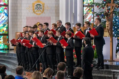 W niedzielę 22 stycznia 2023 r. podczas Mszy Świętej o godz. 12.00 posługę muzyczną podjął nasz Katedralny Chór Chłopięco-Męski „Pueri Cantores Resovienses” pod dyrekcją Edyty Kotuli oraz Angeliki Pacuty. Po Eucharystii miał miejsce koncert Chóru, w którego programie znalazł się bogaty repertuar kolęd, pastorałek i bożonarodzeniowych pieśni. 
Podczas koncertu wystąpili gościnnie: sopranistka – Katarzyna Bembenek wraz z akompaniatorem – Grzegorzem Mazurem oraz skrzypek Paweł Dubiel, któremu towarzyszył chórzysta i pianista – Maksymilian Rogóż.
fot. Joanna Prasoł
