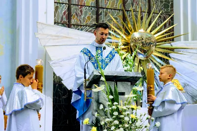 Mszy Świętej przewodniczył i homilię wygłosił ks. Piotr Fortuna - proboszcz parafii Matysówka. Liturgię oraz Różaniec przygotowały ss. Serafitki oraz ss. Felicjanki. fot. Andrzej Kotowicz