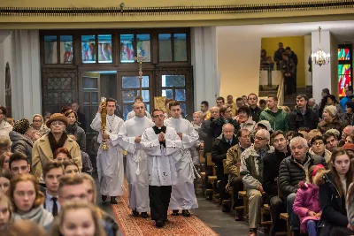 Uroczystość Chrystusa Króla to także święto Akcji Katolickiej i KSM-u. Centralnej uroczystości w Katedrze przewodniczył biskup diecezjalny Jan Wątroba. Eucharystię koncelebrowało 25 księży, wśród nich ks. Stanisław Potera – asystent diecezjalny AK i ks. Tomasz Ryczek – asystent diecezjalny KSM. Po wyznaniu wiary 88 młodych osób złożyło przyrzeczenie Katolickiego Stowarzyszenia Młodzieży. Obrzęd przyrzeczenia prowadził Paweł Grodzki – prezes KSM Diecezji Rzeszowskiej. Ceremonia zakończyła się odśpiewaniem hymnu KSM i zawołaniem: „Przez cnotę, naukę i pracę, służyć Bogu i Ojczyźnie, Gotów!”

Po Komunii św. bp Jan Wątroba, razem z ks. Stanisławem Poterą, wręczył nominacje 20 nowym prezesom oddziałów parafialnych Akcji Katolickiej. Krótkie przemówienia wypowiedzieli kolejno: Jeremi Kalkowski – prezes Zarządu Diecezjalnego Instytutu AK i Paweł Grodzki.

Po Komunii św. wszyscy zebrani uklękli przed Najświętszym Sakramentem. Biskup Ordynariusz odczytał Jubileuszowy Akt Przyjęcia Jezusa Chrystusa za Króla i Pana.

Po Mszy św. bp Jan Wątroba wręczył odznaki i legitymacje nowym członkom KSM.

fot. Fotografiarzeszow