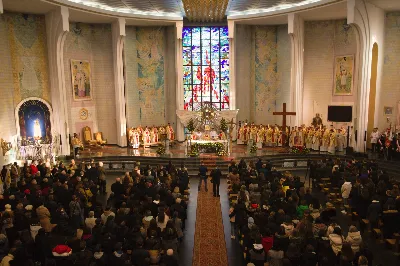 W sobotę 16 października w Katedrze Rzeszowskiej, w rocznicę wyboru św. Jana Pawła II na papieża, uroczystą Mszą Świętą zakończyły się obchody Dnia Patrona Szkoły Podstawowej nr 23 w Rzeszowie. Eucharystię celebrował oraz homilię wygłosił proboszcz Katedry ks. Krzysztof Gołąbek. W kazaniu przywołał swoje osobiste wspomnienia spotkań ze św. Janem Pawłem II. Na Mszy Świętej obecna była Dyrekcja, nauczyciele oraz uczniowie naszej Szkoły. Dyrekcji, nauczycielom, pracownikom oraz wszystkim uczniom Szkoły Podstawowej nr 23 w Rzeszowie życzymy, by św. Jan Paweł II dodawał sił, by codziennie wypływać na głębię prawdy, dobra i piękna. fot. Joanna Prasoł 