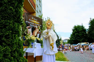 W czwartek w Uroczystość Najświętszego Ciała i Krwi Pańskiej (Boże Ciało) Msza Święta parafialna o godz. 12.00 była sprawowana na osiedlu Drabinianka na placu zieleni między ul. Graniczną i Zieloną. Dziękujemy parafianom za zaangażowanie i pomoc w przygotowaniu ołtarzy: - Ołtarz Mszy Świętej - Spółdzielnia Mieszkaniowa Metalowiec i mieszkańcy ul. Zielonej. - I ołtarz przy kapliczce Matki Bożej Fatimskiej – mieszkańcy bloku ul. Cicha 9. - II ołtarz przy Akademikach – mieszkańcy bloków ul. Cicha 3 i 7. - III ołtarz przed „Energetykiem” mieszkańcy bloku Kwiatkowskiego 5. - IV ołtarz obok bloków ul. Graniczna 4a i 4b – mieszkańcy tychże bloków.  fot. Andrzej Kotowicz