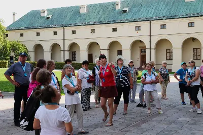 W ostatnią sobotę sierpnia katedralni parafianie pod opieką księdza proboszcza Krzysztofa Gołąbka pielgrzymowali do klasztoru na Świętym Krzyżu oraz Kielc.
Pierwszym punktem był spacer na platformę widokowo-obserwacyjną, gdzie mogliśmy podziwiać jedne z największych gołoborzy w Polsce. Gołoborza łysogórskie tworzą interesujące pola kamieni pośród lasów Puszczy Jodłowej. Nasyceni malowniczymi widokami udaliśmy się do Klasztoru Oblatów, gdzie z przewodnikiem zwiedziliśmy kryptę księcia Jeremiego Wiśniowieckiego, poznaliśmy historię powstawania Klasztoru oraz jego burzliwe dzieje. Zwiedziliśmy muzeum misyjne Ojców Oblatów i dotarliśmy do kaplicy, gdzie znajdują się relikwie drzewa Krzyża Świętego. W skupieniu i refleksji uczestniczyliśmy w modlitwie, błogosławieństwie i ucałowaniu relikwiarza.
Najważniejszym punktem na naszym pielgrzymim szlaku była Msza Święta sprawowana przez księdza proboszcza Krzysztofa Gołąbka w intencjach wszystkich uczestników pielgrzymki. Była ona dla nas szczególnym przeżyciem, ponieważ była odprawiana w Bazylice Mniejszej pw. Trójcy Świętej, sąsiadującej z kaplicą, w której znajduje się cząstka Ziemi Świętej – relikwie Świętego Krzyża. Po Mszy Świętej przyszedł czas na indywidualne zwiedzanie – wykorzystaliśmy go, aby wejść na platformę widokową wieży, skąd rozpościerają się wspaniałe i zachwycające widoki.
Następnie pojechaliśmy do Kielc, gdzie przy słonecznej pogodzie spacerowaliśmy po Rezerwacie Kadzielnia, podziwiając dawny kamieniołom, Skałkę Geologów, Pomnik Dekalogu oraz amfiteatr kielecki.
Z uwagi na wspaniały wystrój i wyjątkowe zabytki Bazyliki Katedralnej Wniebowzięcia Najświętszej Maryi Panny, ta świątynia na długo pozostanie w naszej pamięci. Podziwialiśmy również znajdujący się obok Bazyliki były Pałac Biskupów Krakowskich (obecnie znajduje się tam Muzeum Narodowe) oraz znajdujący się za nim ogród włoski.
Wycieczkę zakończyliśmy spacerem po rynku kieleckim, gdzie mogliśmy zobaczyć wyjątkowe mieszczańskie kamienice sprzed 150 lat.
Czas pielgrzymki był dla wszystkich pielgrzymów dobrze i owocnie spędzonym dniem. Nie zabrakło w nim modlitwy i refleksji, a także zachwytu nad pięknem przyrody i historycznymi zabytkami. Zachęcamy wszystkich do udziału w kolejnych pielgrzymkach.
Agnieszka i Arkadiusz Sowa
fot. Andrzej Kotowicz 