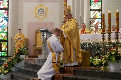 „Na swoje życie i swoje kapłaństwo trzeba popatrzeć w świetle Bożej miłości. Inaczej go nie pojmiemy ani my, ani ci, którzy będą na nas patrzeć” – mówił bp Jan Wątroba podczas Mszy św. z udzieleniem święceń prezbiteratu. 4 czerwca 2022 r. w kościele katedralnym jedenastu diakonów diecezji rzeszowskiej przyjęło sakrament kapłaństwa.
Do grona neoprezbiterów diecezji rzeszowskiej należą: ks. Sebastian Bełz z parafii w Nienadówce, ks. Krzysztof Lampart z parafii w Rudnej Wielkiej, ks. Mateusz Łachmanek z parafii w Lipinkach, ks. Karol Migut z parafii w Jasionce, ks. Marcin Murawski z parafii katedralnej w Rzeszowie, ks. Adrian Pazdan z parafii w Zagorzycach, ks. Tomasz Sienicki z parafii w Bieździedzy, ks. Dominik Świeboda z parafii w Palikówce, ks. Piotr Wąsacz z parafii bł. Władysława Findysza w Rzeszowie, ks. Mateusz Wojtuń z parafii w Święcanach oraz ks. Wiktor Zoła z parafii w Cieklinie.
Mszy św. przewodniczył i święceń udzielił bp Jan Wątroba. Eucharystię koncelebrowało około osiemdziesięciu księży, m.in: przełożeni Wyższego Seminarium Duchownego w Rzeszowie oraz proboszczowie i wikariusze z parafii rodzinnych neoprezbiterów. W Mszy św. uczestniczył abp Edward Nowak, bp Kazimierz Górny i bp Edward Białogłowski.
Zebranych w kościele katedralnym powitał ks. Krzysztof Gołąbek, proboszcz parafii.
W homilii bp Jan Wątroba nawiązał do słów z Ewangelii według św. Jana w których Chrystus tłumaczy co to znaczy być dobrym pasterzem. „Być kapłanem w Kościele Chrystusowym to znaczy mieć udział w Jego pasterskiej misji i stale upodabniać się do Dobrego Pasterza, który zna owce, karmi je, broni i jest gotów oddać życie dla ich dobra” – mówił hierarcha.
Po homilii odbył się obrzędy święceń: przyrzeczenie czci i posłuszeństwa Biskupowi Ordynariuszowi, Litania do Wszystkich Świętych podczas której kandydaci leżeli krzyżem, nałożenie rąk, modlitwa święceń oraz namaszczenie rąk krzyżmem i wręczenie chleba i wina. Podczas Liturgii Eucharystycznej nowo wyświęceni po raz pierwszy wyciągnęli dłonie nad chlebem i winem wypowiadając słowa konsekracji.
Na zakończenie Mszy św. ks. Tomasz Sienicki, podziękował w imieniu nowo wyświęconych wszystkim, którzy przyczynili się do przygotowania ich do kapłaństwa. Słowa wdzięczności, m.in. przełożonym Wyższego Seminarium Duchownego w Rzeszowie i rodzicom neoprezbiterów, wypowiedział bp Jan Wątroba. 
W drodze do zakrystii neoprezbiterzy zatrzymali się przy figurze Matki Bożej Fatimskiej zawierzając swoje kapłaństwo Matce Bożej.
W niedzielę, 5 czerwca, w Uroczystość Zesłania Ducha Świętego, neoprezbiterzy będą sprawować w swoich rodzinnych parafiach uroczyste Msze św. prymicyjne, a w najbliższych tygodniach otrzymają skierowania do parafii.

Fot. ks. Jakub Nagi oraz biala-wrona.pl
