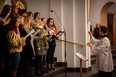 Mszy Świętej w święto Ofiarowania Pańskiego przewodniczył bp Jan Wątroba. W Eucharystii z okazji Dnia Życia Konsekrowanego uczestniczyli przedstawiciele sióstr i braci zakonnych, pustelnic, dziewic i wdów konsekrowanych oraz członków instytutów świeckich. Eucharystię koncelebrował ks. Stanisław Kamiński, wikariusz biskupi ds. zakonnych, a także 8 kapłanów. Homilię wygłosił bp Jan Wątroba. Śpiew podczas Mszy Świętej prowadziła Katedralna Schola Liturgiczna pod kierunkiem ks. Juliana Wybrańca przy akompaniamencie organowym Wiesława Siewierskiego. Fot. Paulina Lęcznar