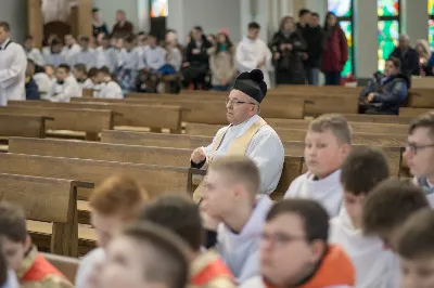 W Wielki Czwartek o godz. 10.00 w naszej Katedrze bp Jan Wątroba przewodniczył Mszy Krzyżma. Jest ona wyrazem jedności i wspólnoty duchowieństwa diecezji. Podczas tej Mszy Świętej biskup poświęcił olej chorych, katechumenów oraz olej krzyżma. Księża koncelebrujący z biskupem Eucharystię odnowili przyrzeczenia kapłańskie.
W koncelebrze wzięli udział bp Kazimierz Górny, bp Edward Białogłowski oraz 204 kapłanów z całej diecezji. W Eucharystii wzięli również udział licznie zebrani ministranci, lektorzy, animatorzy, ceremoniarze, członkowie scholi parafialnych i dziewczęcej służby maryjnej.
Podczas Mszy Świętej zaśpiewał chór Wyższego Seminarium Duchownego pod dyrekcją ks. dra Andrzeja Widaka. Przy organach zasiadł ks. Julian Wybraniec.
Fot. Małgorzata Ryndak