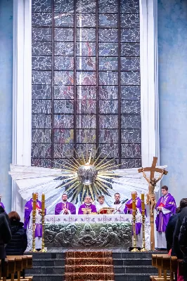 W Środę Popielcową (14 lutego) biskup Jan Wątroba odprawił w katedrze rzeszowskiej Mszę Świętą na rozpoczęcie Wielkiego Postu. Homilię wygłosił ks. dr Paweł Koleśnikowicz, który prowadzi rekolekcje wielkopostne w parafii katedralnej. Podczas Eucharystii odbył się obrzęd posypania głów popiołem. Śpiew podczas liturgii prowadziła Katedralna Schola Liturgiczna. Liturgia była transmitowana przez Radio VIA. fot. Joanna Prasoł