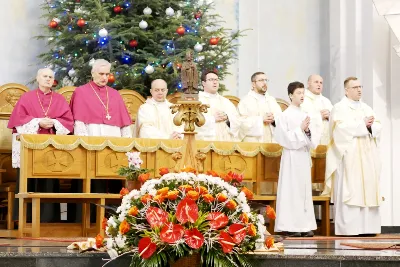 „Jesteśmy tutaj po to, aby spłacać dług wdzięczności wobec Pana Boga za żywą mowę, jaką kieruje do nas za pośrednictwem św. Józefa Sebastiana Pelczara” – mówił ks. Wiesław Szurek podczas Mszy św. w katedrze rzeszowskiej 19 stycznia 2019 r. z okazji uroczystości św. Józefa Sebastiana Pelczara, głównego patrona diecezji rzeszowskiej. Uczestnicy Mszy św. modlili się również za Pawła Adamowicza, zmarłego tragicznie prezydenta Gdańska, w dniu jego pogrzebu.  Mszy św. przewodniczył bp Edward Białogłowski. W koncelebrze uczestniczyli infułaci: ks. Stanisław Mac i ks. Wiesław Szurek oraz dwunastu duchownych. Ponadto podczas Eucharystii modlili się kapłani z Kapituły Katedralnej w Rzeszowie i jeden kanonik Kapituły Kolegiackiej w Kolbuszowej. Wśród świeckich zgromadzonych w katedrze były siostry ze Zgromadzenia Służebnic Najświętszego Serca Jezusowego, które założył św. Józef Sebastian Pelczar oraz władze Rzeszowa na czele z prezydentem Tadeuszem Ferencem.  Homilię wygłosił ks. Wiesław Szurek. „Jesteśmy tutaj po to, aby spłacać dług wdzięczności wobec Pana Boga za żywą mowę jaką kieruje do nas za pośrednictwem św. Józefa Sebastiana Pelczara” – mówił kaznodzieja. Z słów i działań św. Józefa Sebastiana Pelczara ks. Szurek przywołał między innymi te, które odnosiły się do Ojczyzny. „Jak mówią świadkowie życia bp. Pelczara, lubił często mówić, że zaraz po Bogu miłuje Ojczyznę, matkę, która rodzi i wychowuje” – mówił duchowny.  Kaznodzieja przypomniał historię „Świecy niepodległości” przekazanej kardynałom z Polski przez papieża Piusa IX w 1867 roku. „Ksiądz Pelczar, jako rzymski student mieszkający w Kolegium Polskim w Rzymie, był świadkiem jak przyjaciel Polaków, papież Pius IX, podarował kardynałom świecę z życzeniem, aby przywieźli ją do Warszawy dopiero wówczas, gdy Polska będzie wolna. I tak się stało. W 1920 r. bp Józef Sebastian Pelczar, wtedy jako senior Episkopatu Polski, został poproszony do Warszawy, aby dwa lata po odzyskaniu niepodległości, rozpalić płomień tej świecy” – mówił ks. Szurek.  Zwracając uwagę na aktywność bp. Pelczara, kaznodzieja podkreślił, że jego szeroko zakrojone działania miały solidny fundament w głębokiej duchowości. „Wielokierunkowa działalność bp. Pelczara nie była czczym aktywizmem, ale wyrastała z głębokiego życia wewnętrznego. (…) Jako człowiek, chrześcijanin, Polak, pasterz propagował życie duchowe głębokie i dawał jego przykład. Porównywał to życie do budowy domu, którego projektodawcą i budowniczym jest Jezus Chrystus, a człowiek wolnym i rozumnym współpracownikiem. Tworzywem i narzędziem jest łaska Boża poprzez modlitwę i znaki sakramentalnej bliskości z Eucharystią na czele. Taka budowa nie może się obyć bez solidnego oczyszczenia, bez powstania ze wszelkich przywar słabości i grzechów” – podkreślił infułat.  Na zakończenie Mszy św. bp Edward Białogłowski powiedział o kronice archidiecezji przemyskiej, w której są opisane wizytacje parafialne przeprowadzone przez bp. Pelczara. „Biskup podczas wizytacji, jeśli w parafii była synagoga i cerkiew, zawsze chciał się spotkać z miejscowym rabinem i proboszczem parafii greckokatolickiej. Choć nie odprawiali razem nabożeństwa, bp Pelczarowi bardzo zależało na tych spotkaniach, gdyż mówił, że tam gdzie w sercu ludzi jest Bóg i Jego miłość, można być spokojnym o teraźniejszość i przyszłość. Jeśli miłość zostaje wypędzona, człowiek staje się straszny. Strzeżmy miłości w naszych sercach” – zachęcił biskup.  Podczas Mszy św. śpiewał chór katedralny „Pueri Cantores Resovienses”.  Przed Mszą św. członkowie Kapituły Katedralnej uczestniczyli w nieszporach, którym przewodniczył ks. Marcin Pater, wikariusz parafii katedralnej. Hymny, antyfony i psalmy podczas nabożeństwa wykonał chór Wyższego Seminarium Duchownego w Rzeszowie.  fot. ks. Tomasz Nowak