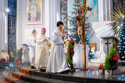 „Nasza wdzięczność jest szczególna wobec osób konsekrowanych za ich czytelne świadectwo wiary i za to, że żyjąc wiarą na co dzień ukazują chrystusowy styl życia” – mówił biskup Jan Wątroba podczas Mszy św. w katedrze rzeszowskiej w święto Ofiarowania Pańskiego. W Eucharystii, z okazji swojego święta patronalnego, uczestniczyły osoby konsekrowane posługujące w diecezji rzeszowskiej.
Mszy św. w katedrze rzeszowskiej przewodniczył bp Jan Wątroba, który modlił się w intencji osób konsekrowanych, przeżywających w święto Ofiarowania Pańskiego (02.02.) swoje święto patronalne. Eucharystię koncelebrował ks. Stanisław Kamiński, wikariusz biskupi ds. zakonnych, a także 9 kapłanów.
Na początku Mszy św. ks. Stanisław Kamiński powitał zebranych i wprowadził w przeżywaną liturgię. Następnie odbył się obrzęd błogosławieństwa świec i procesja z dolnego kościoła do głównej części katedry rzeszowskiej
Homilię wygłosił bp Jan Wątroba, który w pierwszej części, odnosząc się do przeżywanego święta, nawiązał do postawy Matki Najświętszej i św. Józefa. „Maryja uczy nas, że wierność Bogu oznacza wypełnianie prawa Bożego. Ona wypełniła wszystko bez wyjątku. Choć sama nie potrzebowała oczyszczenia, pozostała jednak posłuszna prawu. Skromna, prosta, uboga kobieta, poddana Bogu. W postawie Maryi i Józefa można dostrzec piękną lekcję dla rodziców i wychowawców. Rodzice powinni przedstawiać, czyli zawierzać swoje dzieci Panu Bogu. To jest gest wdzięczności wobec Stwórcy, a także znak wielkiej pokory wobec niełatwej misji rodzicielskiej i wychowawczej. Pełny rozwój człowieka dokonuje się dzięki Bożej łasce, a rodzice powinni się czuć narzędziem Bożej łaski, dlatego powinni często błogosławić swoje dzieci, modlić się za nie i z nimi oraz wciąż na nowo zawierzać je Panu Bogu” – mówił bp Wątroba.
Biskup Rzeszowski odnosząc się do obchodzonego Dnia życia konsekrowanego powiedział: „Trzy elementy wspólnoty: słowo, wierność i otwarcie na Ducha Świętego stanowią istotę życia każdej osoby konsekrowanej. Rozważać słowo Boże, trwać wiernie na modlitwie i być otwartym na to, co Duch Święty chce nam powiedzieć, to wypełnić powołanie do życia konsekrowanego, a jednocześnie wyznać wiarę w Kościół Chrystusowy. Nasza wdzięczność jest szczególna wobec osób konsekrowanych za ich czytelne świadectwo wiary i za to, że żyjąc wiarą na co dzień ukazują chrystusowy styl życia. Towarzyszą nam przez swoją pełną zatroskania miłosierną obecność, ale także przez milczącą obecność przepełnioną modlitwą w intencjach Kościoła, świata, a także poszczególnych osób i wspólnot”.
Po homilii osoby konsekrowane zgromadzone w katedrze odnowiły swoje przyrzeczenia.
Na zakończenie liturgii s. Agata Jakieła CSFN, referentka diecezjalna ds. życia konsekrowanego, podziękowała bp. Janowi Wątrobie za przewodniczenie liturgii i modlitwę w intencji osób życia konsekrowanego.
W Eucharystii w rzeszowskiej katedrze uczestniczyło prawie 100 osób życia konsekrowanego, a pośród nich ojcowie i bracia zakonni, siostry zakonne, wdowy i dziewice konsekrowane oraz członkowie instytutów świeckich. Śpiewy podczas liturgii wykonała Katedralna Schola Liturgiczna pod dyrekcją ks. Juliana Wybrańca, a przy organach zasiadł katedralny organista – Wiesław Siewierski. 

fot. Jola Warchoł