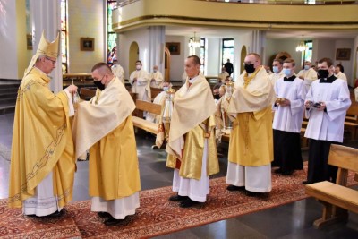 1 kwietnia 2021 r., w Wielki Czwartek, w naszej Katedrze została odprawiona Msza Krzyżma. Eucharystii przewodniczył bp Jan Wątroba. W koncelebrze uczestniczył bp Kazimierz Górny, bp Edward Białogłowski oraz 50 księży – z powodu ograniczeń związanych ze stanem epidemii byli to tylko przedstawiciele duchowieństwa diecezji rzeszowskiej. Do katedry nie przyjechała Liturgiczna Służba Ołtarza i schole. Po Komunii św. bp Jan Wątroba poświęcił olej krzyżma, który jest używany m.in. podczas udzielania sakramentu chrztu, bierzmowania i święceń kapłańskich. Wcześniej biskup pobłogosławił olej chorych i olej katechumenów.  Przed błogosławieństwem ks. Waldemar Dopart, proboszcz parafii św. Józefa na osiedlu Staromieście w Rzeszowie, w imieniu wszystkich kapłanów złożył biskupom świąteczne życzenia.  Na zakończenie Mszy Świętej Biskup Rzeszowski ogłosił nominację ks. Pawła Synosia, delegata biskupa ds. formacji stałej kapłanów na wikariusza biskupiego ds. formacji stałej kapłanów diecezji rzeszowskiej.  fot. ks. Tomasz Nowak