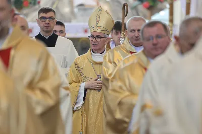 „Eucharystia powinna nas prowadzić do odkrycia kapłańskiej misji Ludu Bożego, kapłańskiej misji każdego z nas” – powiedział Biskup Rzeszowski podczas Mszy Wieczerzy Pańskiej, której przewodniczył w katedrze rzeszowskiej w Wielki Czwartek, 2 kwietnia 2026 r.
Podczas uroczystej liturgii Wielkiego Czwartku w katedrze rzeszowskiej, której przewodniczył bp Jan Wątroba, wierni zostali zaproszeni do refleksji nad tajemnicą Eucharystii, kapłaństwa oraz powołania całego Ludu Bożego do udziału w misji Chrystusa. Na zakończenie homilii biskup zachęcił do szczególnej modlitwy za kapłanów, zwłaszcza tych przeżywających trudności i kryzysy. „Panie Jezu, dobry pasterzu i towarzyszu wędrówki, dziś powierzamy Ci wszystkich kapłanów, ale zwłaszcza tych, którzy przechodzą chwilę kryzysu” – powiedział Biskup Rzeszowski. Wezwał także wspólnotę wiernych do troski o kapłanów poprzez modlitwę, życzliwość i wsparcie.
Wielkoczwartkowa liturgia w katedrze rzeszowskiej stała się nie tylko dziękczynieniem za dar Eucharystii i kapłaństwa, ale także wezwaniem do odnowienia świadomości odpowiedzialności każdego wiernego za życie Kościoła i świadectwo wiary w świecie. fot. ks. Jakub Oczkowicz