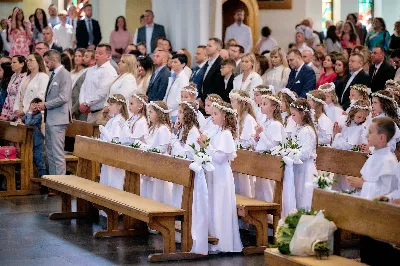 Maj to dla wielu najpiękniejszy miesiąc w roku. W liturgii Kościoła szczególnie wtedy czcimy Maryję oraz radujemy się ze Zmartwychwstania Pańskiego.
W niedzielę 12 maja w naszej Katedrze dzieci z klas III doświadczyły równie wielkiej radości po raz pierwszy w pełni uczestnicząc we Mszy Świętej. To niezwykłe spotkanie z Chrystusem w Komunii Świętej zostało poprzedzone przygotowaniem poprzez katechezy w szkole i spotkania w parafii, a także spowiedzią.
Poprzez niedzielną Eucharystie o godz. 12.00 celebrowaną przez ks. Krzysztofa Gołąbka, proboszcza naszej Katedry, 78 dzieci rozpoczęło wielką przygodę z Jezusem ukrytym w Najświętszym Sakramencie. Towarzyszyli im rodzice, którzy wraz ze swoimi dziećmi przygotowywali się do tego wydarzenia, a także najbliższa rodzina. Posługę w liturgii Mszy Świętej pełniły dzieci pierwszokomunijne oraz ich rodzice.
Wielka radość serc dzieci komunijnych promieniowała na wszystkich uczestników Mszy Świętej i przypominała zebranym na liturgii, że spotkanie z Jezusem Eucharystycznym to przywilej i wielkie szczęście. Czas tej wielkiej radości został przedłużony przez „Biały Tydzień”, w którym dzieci uczestniczyły w wieczornej Eucharystii, przyjmując Jezusa do swoich serc. 
Wszystkim dzieciom, które w tym roku przeżywały swoją Pierwszą Komunię Świętą, życzymy, aby nie gasł w nich zapał do poznawania Jezusa i Jego nauki, a radość, jaka towarzyszyła tym dniom, była nieodłączną towarzyszką ich spotkań z Jezusem w Eucharystii. A s. Julicie i ks. Julianowi dziękujemy za serce włożone w przygotowanie dzieci do tego wielkiego wydarzenia.
 
fot. Fotografia-64 Wacław Patro