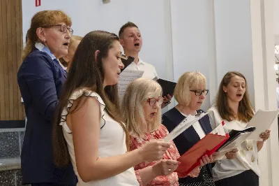 W poniedziałek 13 czerwca miało miejsce kolejne w tym roku uroczyste Nabożeństwo Fatimskie. O godz. 18.40 zostały przedstawione prośby i podziękowania do Matki Bożej Fatimskiej, w intencji których sprawowana była także Msza Święta o godz. 19.00. Eucharystii przewodniczył i homilię wygłosił ks. Tadeusz Pindara. Po Mszy Świętej ks. Tomasz Bać wraz z parafianami parafii Bożego Miłosierdzia przewodniczyli modlitwie różańcowej przy figurze Matki Bożej Fatimskiej. Nabożeństwo zakończył Apel Jasnogórski. Dziękujemy parafii pw. Matki Bożej Częstochowskiej w Rzeszowie (Drabinianka) za przygotowanie liturgii oraz parafii pw. Miłosierdzia Bożego (Biała) za prowadzenie modlitwy różańcowej. fot. Joanna Prasoł