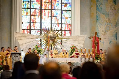 „Na swoje życie i swoje kapłaństwo trzeba popatrzeć w świetle Bożej miłości. Inaczej go nie pojmiemy ani my, ani ci, którzy będą na nas patrzeć” – mówił bp Jan Wątroba podczas Mszy św. z udzieleniem święceń prezbiteratu. 4 czerwca 2022 r. w kościele katedralnym jedenastu diakonów diecezji rzeszowskiej przyjęło sakrament kapłaństwa.
Do grona neoprezbiterów diecezji rzeszowskiej należą: ks. Sebastian Bełz z parafii w Nienadówce, ks. Krzysztof Lampart z parafii w Rudnej Wielkiej, ks. Mateusz Łachmanek z parafii w Lipinkach, ks. Karol Migut z parafii w Jasionce, ks. Marcin Murawski z parafii katedralnej w Rzeszowie, ks. Adrian Pazdan z parafii w Zagorzycach, ks. Tomasz Sienicki z parafii w Bieździedzy, ks. Dominik Świeboda z parafii w Palikówce, ks. Piotr Wąsacz z parafii bł. Władysława Findysza w Rzeszowie, ks. Mateusz Wojtuń z parafii w Święcanach oraz ks. Wiktor Zoła z parafii w Cieklinie.
Mszy św. przewodniczył i święceń udzielił bp Jan Wątroba. Eucharystię koncelebrowało około osiemdziesięciu księży, m.in: przełożeni Wyższego Seminarium Duchownego w Rzeszowie oraz proboszczowie i wikariusze z parafii rodzinnych neoprezbiterów. W Mszy św. uczestniczył abp Edward Nowak, bp Kazimierz Górny i bp Edward Białogłowski.
Zebranych w kościele katedralnym powitał ks. Krzysztof Gołąbek, proboszcz parafii.
W homilii bp Jan Wątroba nawiązał do słów z Ewangelii według św. Jana w których Chrystus tłumaczy co to znaczy być dobrym pasterzem. „Być kapłanem w Kościele Chrystusowym to znaczy mieć udział w Jego pasterskiej misji i stale upodabniać się do Dobrego Pasterza, który zna owce, karmi je, broni i jest gotów oddać życie dla ich dobra” – mówił hierarcha.
Po homilii odbył się obrzędy święceń: przyrzeczenie czci i posłuszeństwa Biskupowi Ordynariuszowi, Litania do Wszystkich Świętych podczas której kandydaci leżeli krzyżem, nałożenie rąk, modlitwa święceń oraz namaszczenie rąk krzyżmem i wręczenie chleba i wina. Podczas Liturgii Eucharystycznej nowo wyświęceni po raz pierwszy wyciągnęli dłonie nad chlebem i winem wypowiadając słowa konsekracji.
Na zakończenie Mszy św. ks. Tomasz Sienicki, podziękował w imieniu nowo wyświęconych wszystkim, którzy przyczynili się do przygotowania ich do kapłaństwa. Słowa wdzięczności, m.in. przełożonym Wyższego Seminarium Duchownego w Rzeszowie i rodzicom neoprezbiterów, wypowiedział bp Jan Wątroba. 
W drodze do zakrystii neoprezbiterzy zatrzymali się przy figurze Matki Bożej Fatimskiej zawierzając swoje kapłaństwo Matce Bożej.
W niedzielę, 5 czerwca, w Uroczystość Zesłania Ducha Świętego, neoprezbiterzy będą sprawować w swoich rodzinnych parafiach uroczyste Msze św. prymicyjne, a w najbliższych tygodniach otrzymają skierowania do parafii.

Fot. ks. Jakub Nagi oraz biala-wrona.pl
