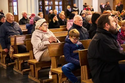 W niedzielę (19 listopada 2023 r.) w Katedrze Rzeszowskiej odbył się Koncert pieśni patriotycznych w wykonaniu Katedralnego Chóru Chłopięco-Męskiego "Pueri Cantores Resovienses". Chórem dyrygowała Aleksandra Fiołek-Matuszewska. Fot. Adam Bukowiński