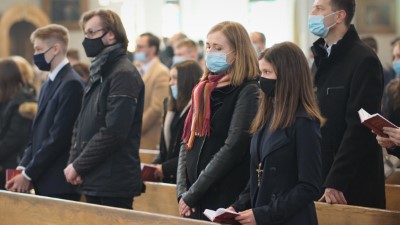 W niedzielę 28.02.2021 r. podczas Mszy Świętej o godz. 12.00 bp Edward Białogłowski udzielił Sakramentu Bierzmowania młodzieży z kl. VIII.  fot. Małgorzata Ryndak