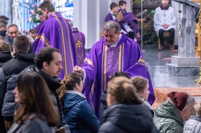 W Środę Popielcową (14 lutego) biskup Jan Wątroba odprawił w katedrze rzeszowskiej Mszę Świętą na rozpoczęcie Wielkiego Postu. Homilię wygłosił ks. dr Paweł Koleśnikowicz, który prowadzi rekolekcje wielkopostne w parafii katedralnej. Podczas Eucharystii odbył się obrzęd posypania głów popiołem. Śpiew podczas liturgii prowadziła Katedralna Schola Liturgiczna. Liturgia była transmitowana przez Radio VIA. fot. Joanna Prasoł