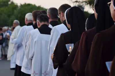 W czwartek 13 czerwca przeżywaliśmy uroczyste Nabożeństwo Fatimskie. Naszym modlitwom przewodniczył ks. Tadeusz Pindara. Kazanie wygłosił ks. Paweł Blat. O godz. 18.40 zostały przedstawione prośby i podziękowania do Matki Bożej Fatimskiej, w intencji których sprawowana była także Msza Święta. Po Mszy Świętej wyruszyła procesja z figurą Matki Bożej i relikwiami świętych Dzieci Fatimskich. Nabożeństwo zakończył Apel Jasnogórski. Dziękujemy parafii pw. Matki Bożej Częstochowskiej (Drabinianka) w Rzeszowie za przygotowanie liturgii oraz parafii pw. Miłosierdzia Bożego (Biała) za prowadzenie modlitwy różańcowej. fot. Joanna Prasoł 