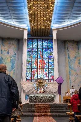 Liturgia Męki Pańskiej rozpoczęła się od procesji wejścia w zupełnej ciszy i gestu prostracji – pokornego padnięcia twarzą do ziemi głównego celebransa – Biskupa Rzeszowskiego Jana Wątroby. Drugim etapem nabożeństwa była Liturgia Słowa. Jej centrum stanowiła Męka Pańska w relacji wg św. Jana – odśpiewana przez ks. Juliana Wybrańca, kl. Dawida Piroga oraz kl. Karola Baraniewicza, z partiami tłumu wykonanymi przez Katedralny Chór Chłopięco-Męski Pueri Cantores Resovienses (tenory i basy), pod dyrekcją ks. dra Andrzeja Widaka we współpracy z Angelą Pacutą i Edytą Kotulą, dyrygentkami chóru.

W homilii bp Jan Wątroba zapraszał do odczytania na nowo sensu krzyża Jezusa i Jego Orędzia.

Trzecią częścią liturgii była adoracja krzyża. W pierwszej kolejności krzyż adorowali poprzez ucałowanie: Ksiądz Biskup, księża z Wyższego Seminarium Duchownego w Rzeszowie, księża katedralni oraz siostry zakonne. Następnie hołd krzyżowi oddali wszyscy wierni, wpatrując się w krzyż trzymany przez ks. Krzysztofa Gołąbka, proboszcza katedry.

Ostatnią częścią liturgii był obrzęd Komunii św. zakończony przeniesieniem Pana Jezusa w monstrancji do tzw. Bożego grobu. W tym roku dekoracja grobu nawiązuje do przeżywanego roku duszpasterskiego pt. „Wierzę w Kościół Chrystusowy”. Projekt autorstwa ks. Pawła Wójcika, wikariusza katedralnego, zachęca do pogłębienia relacji z Jezusem i jak wzywa napis umieszczony na grobie do „zakorzenienia w Kościele Chrystusa”.
fot. Joanna Prasoł 