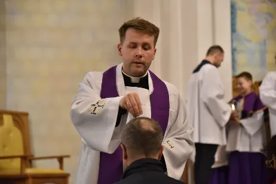 Mszy św. w Środę Popielcową na rozpoczęcie Wielkiego Postu w katedrze rzeszowskiej przewodniczył bp Jan Wątroba. Eucharystię koncelebrowali: ks. Łukasz Cyrnek, ks. Krzysztof Golas, ks. Krzysztof Gołąbek, ks. Sławomir Jeziorski, ks. Dominik Kiełb, ks. Jakub Nagi i ks. Nikodem Rybczyk.
Homilię wygłosił ks. Julian Wybraniec, wikariusz parafii katedralnej. Kaznodzieja w rozważaniu mówił o symbolice popiołu, którym w Środę Popielcową posypuje się głowy uczestników liturgii.
Po homilii odbył się obrzęd wybrania i wpisania imion do księgi katechumenów dwóch kobiet, które, jako dorosłe, przygotowują się do przyjęcia sakramentów inicjacji chrześcijańskiej.
Następnie odbył się obrzęd posypania popiołem.
Podczas Mszy św. posługę muzyczną pełniła Katedralna Schola Liturgiczna. Eucharystia była transmitowana przez Katolickie Radio VIA.
fot. ks. Jakub Oczkowicz