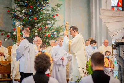 6 stycznia 2022 r., w Uroczystość Objawienia Pańskiego, o godz. 12.00 w katedrze rzeszowskiej została odprawiona Msza św. w intencji bp. Kazimierza Górnego i bp. Edwarda Białogłowskiego, którzy przeżywali kolejno 37. i 34. rocznicę konsekracji biskupich. Mszy św. przewodniczył bp Jan Wątroba. Eucharystię koncelebrował abp Edward Nowak, bp Kazimierz Górny, bp Edward Białogłowski i 30 księży. Podczas Mszy św. śpiewał Katedralny Chór Chłopięco-Męski Pueri Cantores Resovienses. Biskup Kazimierz Górny urodził się 24 grudnia 1937 r. w Lubniu. W 1960 r. przyjął święcenia kapłańskie. 6 stycznia 1985 r. w Bazylice św. Piotra w Rzymie przyjął święcenia biskupie z rąk Jana Pawła II. Jako zawołanie przyjął słowa „Omnia Tibi”. Do 1992 r. pełnił funkcję wikariusza generalnego archidiecezji krakowskiej. Od 1992 do 2013 r. był ordynariuszem diecezji rzeszowskiej. Biskup Edward Białogłowski urodził się 8 stycznia 1947 r. w Rzeplinie. W 1972 r. przyjął święcenia kapłańskie. 6 stycznia 1988 r. w katedrze przemyskiej przyjął święcenia biskupie z rąk bp. Ignacego Tokarczuka. Jako zawołanie przyjął słowa „In virtuti Spiritus Sancti”. Od 1992 r. pełni zadania biskupa pomocniczego diecezji rzeszowskiej. fot. Paulina Lęcznar