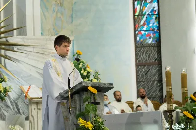 W piątek 13 sierpnia przeżywaliśmy kolejne w tym roku Nabożeństwo Fatimskie. O godz. 18.40 zostały przedstawione prośby i podziękowania do Matki Bożej Fatimskiej, w intencji których sprawowana była także Msza Święta. Eucharystii przewodniczył ks. Piotr Fortuna (proboszcz parafii Rzeszów-Matysówka), homilię zaś wygłosił ks. Jan Pyziak (proboszcz parafii Rzeszów-Matysówka w latach 1985-2018). Po Mszy Świętej wyruszyła procesja z figurą Matki Bożej, podczas której modlitwę różańcową prowadzili przedstawiciele parafii Rzeszów-Zalesie wraz ze swoim duszpasterzem ks. Marcinem Jaraczem. Modlitwę ubogaciła obecność Orkiestry Dętej pod dyrekcją Tadeusza Cielaka. Nabożeństwo zakończył Apel Jasnogórski. fot. Małgorzata Ryndak