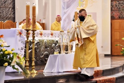 1 kwietnia 2021 r., w Wielki Czwartek, w naszej Katedrze została odprawiona Msza Krzyżma. Eucharystii przewodniczył bp Jan Wątroba. W koncelebrze uczestniczył bp Kazimierz Górny, bp Edward Białogłowski oraz 50 księży – z powodu ograniczeń związanych ze stanem epidemii byli to tylko przedstawiciele duchowieństwa diecezji rzeszowskiej. Do katedry nie przyjechała Liturgiczna Służba Ołtarza i schole. Po Komunii św. bp Jan Wątroba poświęcił olej krzyżma, który jest używany m.in. podczas udzielania sakramentu chrztu, bierzmowania i święceń kapłańskich. Wcześniej biskup pobłogosławił olej chorych i olej katechumenów.  Przed błogosławieństwem ks. Waldemar Dopart, proboszcz parafii św. Józefa na osiedlu Staromieście w Rzeszowie, w imieniu wszystkich kapłanów złożył biskupom świąteczne życzenia.  Na zakończenie Mszy Świętej Biskup Rzeszowski ogłosił nominację ks. Pawła Synosia, delegata biskupa ds. formacji stałej kapłanów na wikariusza biskupiego ds. formacji stałej kapłanów diecezji rzeszowskiej.  fot. ks. Tomasz Nowak