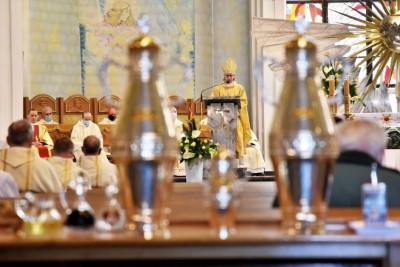 1 kwietnia 2021 r., w Wielki Czwartek, w naszej Katedrze została odprawiona Msza Krzyżma. Eucharystii przewodniczył bp Jan Wątroba. W koncelebrze uczestniczył bp Kazimierz Górny, bp Edward Białogłowski oraz 50 księży – z powodu ograniczeń związanych ze stanem epidemii byli to tylko przedstawiciele duchowieństwa diecezji rzeszowskiej. Do katedry nie przyjechała Liturgiczna Służba Ołtarza i schole. Po Komunii św. bp Jan Wątroba poświęcił olej krzyżma, który jest używany m.in. podczas udzielania sakramentu chrztu, bierzmowania i święceń kapłańskich. Wcześniej biskup pobłogosławił olej chorych i olej katechumenów.  Przed błogosławieństwem ks. Waldemar Dopart, proboszcz parafii św. Józefa na osiedlu Staromieście w Rzeszowie, w imieniu wszystkich kapłanów złożył biskupom świąteczne życzenia.  Na zakończenie Mszy Świętej Biskup Rzeszowski ogłosił nominację ks. Pawła Synosia, delegata biskupa ds. formacji stałej kapłanów na wikariusza biskupiego ds. formacji stałej kapłanów diecezji rzeszowskiej.  fot. ks. Tomasz Nowak