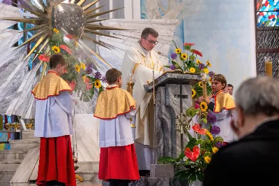 W piątek (16 czerwca) obchodziliśmy uroczystość Najświętszego Serca Pana Jezusa – dzień odpustu w Katedrze Rzeszowskiej. O godz. 18.00 została odprawiona uroczysta Msza Święta, której przewodniczył bp Jan Wątroba. Po Mszy Świętej Biskup poświęcił tablicę upamiętniającą życie i dzieło śp. Ks. Infułata Stanisława Maca. 
Po jego śmierci w 2020 roku, Ksiądz Proboszcz Krzysztof Gołąbek wraz z Parafialną Radą Duszpasterską postanowił stworzyć tablicę pamiątkową poświęconą śp. Księdzu Infułatowi. 
Istnieje już takowa poświęcona budowniczym i architektom, przygotowana jeszcze za życia ks. Maca, przez Niego zaprojektowana i umieszczona na Jego prośbę w szeregu pamiątkowych tablic przed wejściem do dolnego kościoła, ale chciano upamiętnić osobę i dzieło tej świątyni tablicą bardziej okazałą przy wejściu głównym. W szafie z pamiątkami po Ks. Infułacie odnaleziono wyzłocone serce i tak zrodziła się myśl, by umieścić to serce w pamiątkowej tablicy jako symbol wiary tego kapłana, jego czci wobec Bożego Serca i troski o świątynię dedykowaną Najświętszemu Sercu Pana Jezusa.
W książce pt. „Komu bije Dzwon Wolności” ks. Stanisław Mac zapisał: „Staram się zgodnie z testamentem zawartym w akcie erekcyjnym pod budowę kościoła, aby w tej świątyni po wsze czasy rozkwitał kult do Najświętszego Serca Pana Jezusa jako źródła miłości i dobroci”. 
Niech ta tablica będzie wyrazem naszej czci i pamięci wobec osoby Ks. Infułata, Jego dzieła i poświęcenia dla chwały Bożego Serca.
fot. Joanna Prasoł