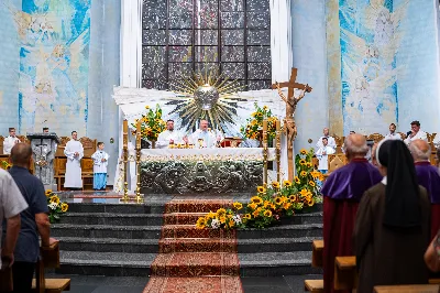 W środę 13 września przeżywaliśmy kolejne w tym roku Nabożeństwo Fatimskie. O godz. 18.40 zostały przedstawione prośby i podziękowania do Matki Bożej Fatimskiej, w intencji których sprawowana była także Msza Święta. Eucharystii przewodniczył i homilię wygłosił ks. Marek Kotwa – wikariusz parafii pw. Św. Michała Archanioła w Rzeszowie. Po Mszy Świętej wyruszyła procesja z figurą Matki Bożej, podczas której modlitwę różańcową prowadzili przedstawiciele parafii pw. Św. Jadwigi Królowej wraz ze swoimi duszpasterzami: ks. Tomaszem Gałuszką oraz ks. Łukaszem Mariuszycem, zaś figurę Matki Bożej nieśli przedstawiciele Bractwa św. Michała Archanioła, Rycerzy Kolumba oraz Związku Strzeleckiego "Strzelec". Modlitwę ubogaciła obecność Orkiestry Dętej pod dyrekcją Tadeusza Cielaka. Nabożeństwo zakończył Apel Jasnogórski. fot. Jola Warchoł