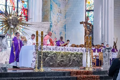 W IV Niedzielę Wielkiego Postu, podczas Mszy Świętej o godz. 12:00, ks. Krzysztof Gołąbek – proboszcz naszej Katedry, przyjął do grona Liturgicznej Służby Ołtarza dziesięciu nowych ministrantów! Po odpowiednim przygotowaniu, pod czujnym okiem ks. Pawła Wójcika oraz animatorów, chłopcy otrzymali stopień ministranta choralisty – po raz pierwszy założyli kołnierzyki i otrzymali legitymacje ministranckie. To wyjątkowy moment i ogromna radość dla naszej wspólnoty! 
Serdecznie gratulujemy chłopcom odwagi oraz życzymy wytrwałości w tej pięknej służbie przy Ołtarzu Pana Jezusa. 
Jeśli chcesz dołączyć do grona ministrantów – serdecznie zapraszamy! Zainteresowanych prosimy o kontakt z ks. Pawłem Wójcikiem.
 fot. Joanna Prasoł