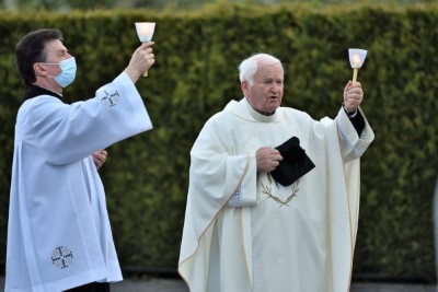 W czwartek 13 maja przeżywaliśmy uroczyste Nabożeństwo Fatimskie. Naszym modlitwom przewodniczył ks. dr Sławomir Jeziorski, prefekt i wykładowca Wyższego Seminarium Duchownego w Rzeszowie. O godz. 18.45 zostały przedstawione prośby i podziękowania do Matki Bożej Fatimskiej, w intencji których sprawowana była także Msza Święta. W koncelebrze uczestniczył ks. Piotr Tarnawski, radca Nuncjatury Apostolskiej w Moskwie, ks. Jan Młynarczyk, emerytowany proboszcz parafii Matki Bożej Królowej Polski i św. Jana Kantego w Sandomierzu i ks. Krzysztof Gołąbek, proboszcz parafii katedralnej i kustosz sanktuarium. Po Mszy Świętej wyruszyła procesja z figurą Matki Bożej. Nabożeństwo zakończył Apel Jasnogórski. fot. Małgorzata Ryndak