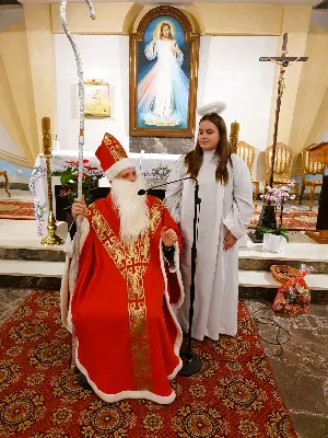 6 grudnia dla najmłodszych katedralnych parafian był wyjątkowym dniem. Mieli oni bowiem okazję osobiście spotkać się z wyjątkowym gościem – św. Mikołajem.
Zanim św. Mikołaj przybył do Katedry na spotkanie z dziećmi, wpierw uczestniczyły one w Mszy św. roratniej. Dzielnie kroczyły z lampionami w procesji wejścia oraz wsłuchiwały się w słowo Boże, aby móc odpowiedzieć na codzienną roratnią zagadkę. Tego wieczoru posługę muzyczną pełniła Dziewczęca Schola Katedralna.
Po Mszy Świętej dzieci wraz z opiekunami w dolnym kościele w napięciu oczekiwały na przybycie wyjątkowego gościa. Razem z ks. Rafałem poznawały żywot tego świętego i wyliczały, czym różni się biskup z Miry od ówczesnych przedstawień św. Mikołaja. 
Po kilkunastu minutach z radością powitały wytęsknionego gościa. Św. Mikołaj przybył w towarzystwie anioła z mnóstwem prezentów dla wszystkich zebranych dzieci. Najpierw podarunki otrzymały najmłodsze pociechy. Następnie 
św. Mikołaj przekazał prezenty dziewczynkom ze Scholi, które w zamian obdarowały go pięknym śpiewem. 
Kolejno upominki otrzymali katedralni lektorzy i ministranci. Podarunków nie zabrakło również dla księży opiekunów wspólnot i animatorów. 
Święty Mikołaj nie pominął nikogo, kto wyszedł mu na spotkanie, podobnie jak ponad 1600 lat temu czynił biskup Mikołaj. Ten święty żyjący na przełomie III i IV wieku i pełniący funkcję biskupa Miry, choć pochodził z zamożnej rodziny, porzucił beztroskie życie. 
Zamiast tego postanowił podzielić się bogactwem z innymi. Hojnie obdarowywał osoby ze swojego otoczenia, dbając by jego miłosierne gesty pozostały w tajemnicy. Bardzo często podrzucał podarki najbiedniejszym ludziom ciesząc się z ich radości.
Według tradycji biskup Mikołaj zmarł 6 grudnia i to właśnie wtedy obchodzi się jego wspomnienie.
Dziękujemy św. Mikołajowi za niezapomnianie odwiedziny i oczekujemy go również za rok. Dziękujemy także rodzicom za pomoc Mikołajowi w przygotowaniu worka z podarunkami. 