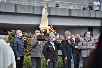 W czwartek 13 maja przeżywaliśmy uroczyste Nabożeństwo Fatimskie. Naszym modlitwom przewodniczył ks. dr Sławomir Jeziorski, prefekt i wykładowca Wyższego Seminarium Duchownego w Rzeszowie. O godz. 18.45 zostały przedstawione prośby i podziękowania do Matki Bożej Fatimskiej, w intencji których sprawowana była także Msza Święta. W koncelebrze uczestniczył ks. Piotr Tarnawski, radca Nuncjatury Apostolskiej w Moskwie, ks. Jan Młynarczyk, emerytowany proboszcz parafii Matki Bożej Królowej Polski i św. Jana Kantego w Sandomierzu i ks. Krzysztof Gołąbek, proboszcz parafii katedralnej i kustosz sanktuarium. Po Mszy Świętej wyruszyła procesja z figurą Matki Bożej. Nabożeństwo zakończył Apel Jasnogórski. fot. Małgorzata Ryndak