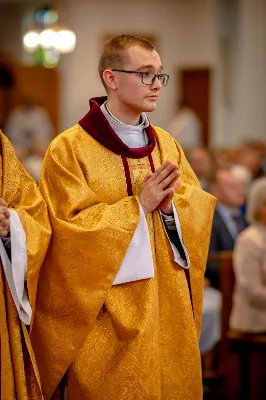 „Na swoje życie i swoje kapłaństwo trzeba popatrzeć w świetle Bożej miłości. Inaczej go nie pojmiemy ani my, ani ci, którzy będą na nas patrzeć” – mówił bp Jan Wątroba podczas Mszy św. z udzieleniem święceń prezbiteratu. 4 czerwca 2022 r. w kościele katedralnym jedenastu diakonów diecezji rzeszowskiej przyjęło sakrament kapłaństwa.
Do grona neoprezbiterów diecezji rzeszowskiej należą: ks. Sebastian Bełz z parafii w Nienadówce, ks. Krzysztof Lampart z parafii w Rudnej Wielkiej, ks. Mateusz Łachmanek z parafii w Lipinkach, ks. Karol Migut z parafii w Jasionce, ks. Marcin Murawski z parafii katedralnej w Rzeszowie, ks. Adrian Pazdan z parafii w Zagorzycach, ks. Tomasz Sienicki z parafii w Bieździedzy, ks. Dominik Świeboda z parafii w Palikówce, ks. Piotr Wąsacz z parafii bł. Władysława Findysza w Rzeszowie, ks. Mateusz Wojtuń z parafii w Święcanach oraz ks. Wiktor Zoła z parafii w Cieklinie.
Mszy św. przewodniczył i święceń udzielił bp Jan Wątroba. Eucharystię koncelebrowało około osiemdziesięciu księży, m.in: przełożeni Wyższego Seminarium Duchownego w Rzeszowie oraz proboszczowie i wikariusze z parafii rodzinnych neoprezbiterów. W Mszy św. uczestniczył abp Edward Nowak, bp Kazimierz Górny i bp Edward Białogłowski.
Zebranych w kościele katedralnym powitał ks. Krzysztof Gołąbek, proboszcz parafii.
W homilii bp Jan Wątroba nawiązał do słów z Ewangelii według św. Jana w których Chrystus tłumaczy co to znaczy być dobrym pasterzem. „Być kapłanem w Kościele Chrystusowym to znaczy mieć udział w Jego pasterskiej misji i stale upodabniać się do Dobrego Pasterza, który zna owce, karmi je, broni i jest gotów oddać życie dla ich dobra” – mówił hierarcha.
Po homilii odbył się obrzędy święceń: przyrzeczenie czci i posłuszeństwa Biskupowi Ordynariuszowi, Litania do Wszystkich Świętych podczas której kandydaci leżeli krzyżem, nałożenie rąk, modlitwa święceń oraz namaszczenie rąk krzyżmem i wręczenie chleba i wina. Podczas Liturgii Eucharystycznej nowo wyświęceni po raz pierwszy wyciągnęli dłonie nad chlebem i winem wypowiadając słowa konsekracji.
Na zakończenie Mszy św. ks. Tomasz Sienicki, podziękował w imieniu nowo wyświęconych wszystkim, którzy przyczynili się do przygotowania ich do kapłaństwa. Słowa wdzięczności, m.in. przełożonym Wyższego Seminarium Duchownego w Rzeszowie i rodzicom neoprezbiterów, wypowiedział bp Jan Wątroba. 
W drodze do zakrystii neoprezbiterzy zatrzymali się przy figurze Matki Bożej Fatimskiej zawierzając swoje kapłaństwo Matce Bożej.
W niedzielę, 5 czerwca, w Uroczystość Zesłania Ducha Świętego, neoprezbiterzy będą sprawować w swoich rodzinnych parafiach uroczyste Msze św. prymicyjne, a w najbliższych tygodniach otrzymają skierowania do parafii.

Fot. ks. Jakub Nagi oraz biala-wrona.pl
