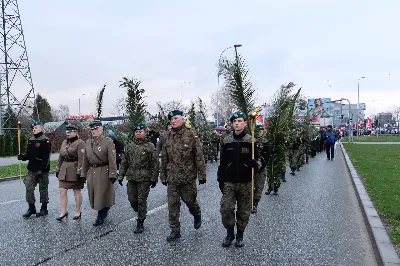 W Niedzielę Palmową (2 kwietnia 2023 r.) odbył się „Marsz modlitewny ze św. Janem Pawłem II”, który rozpoczął się przy Kościele akademickim pw. Św. Jadwigi Królowej. Wśród osób biorących udział w wydarzeniu obecni byli m. in.: Ewa Leniart, wojewoda podkarpacki, Marcin Warchoł, sekretarz stanu w Ministerstwie Sprawiedliwości, a także władze lokalne, samorządowcy, służby mundurowe, przedstawiciele instytucji, szkół, fundacji, stowarzyszeń katolickich, a także kapłani i siostry zakonne.
Uczestnicy udali się do katedry rzeszowskiej, gdzie następnie odbyła się Eucharystia, której przewodniczył bp Jan Wątroba. W liturgii wzięli udział także: abp Edward Nowak, bp Edward Białogłowski, bp Kazimierz Górny, ks. infułat Wiesław Szurek i 25 kapłanów.
W homilii bp Wątroba mówił m. in., iż „ze smutkiem obserwujemy, jak wielu atakuje osobę i nauczanie św. Papieża, powtarzając nieuzasadnione i bezpodstawne oskarżenia i zniewagi. A jeszcze niedawno szczycili się i powoływali na osobiste spotkania, wspólne fotografie, cytowali wypowiedzi. Równie smutne jest to, że czynią to swoi, rodacy. W żadnym innym narodzie nie ma takich złośliwości, agresji i ataków na pamięć o św. Janie Pawle II. Tym bardziej potrzeba naszej jedności i solidarności w przypominaniu Jego świadectwa, Jego słów, gestów i trwałych dzieł”.
„Módlmy się i my za tych, którzy chcą zniszczyć pamięć i dobre imię św. Jana Pawła II, by Pan dał im łaskę opamiętania. A sami z tym większą gorliwością realizujmy program, który nam zostawił w swoim testamencie św. Jan Paweł II Wielki” – zachęcał biskup rzeszowski.
Po Mszy św. wierni wraz z biskupami przeszli do Parku Papieskiego. Tam, modlono się pod pomnikiem św. Jana Pawła II, gdzie złożono kwiaty, zapalono znicze, a także odśpiewano Apel Jasnogórski poprzedzony wspomnieniami o św. Janie Pawle II, które wypowiedział ks. Stanisław Słowik. Modlitwę zakończył śpiew „Barki”. 