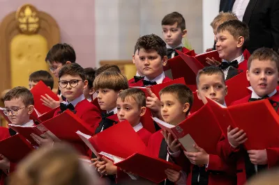 W niedzielę 22 stycznia 2023 r. podczas Mszy Świętej o godz. 12.00 posługę muzyczną podjął nasz Katedralny Chór Chłopięco-Męski „Pueri Cantores Resovienses” pod dyrekcją Edyty Kotuli oraz Angeliki Pacuty. Po Eucharystii miał miejsce koncert Chóru, w którego programie znalazł się bogaty repertuar kolęd, pastorałek i bożonarodzeniowych pieśni. 
Podczas koncertu wystąpili gościnnie: sopranistka – Katarzyna Bembenek wraz z akompaniatorem – Grzegorzem Mazurem oraz skrzypek Paweł Dubiel, któremu towarzyszył chórzysta i pianista – Maksymilian Rogóż.
fot. Joanna Prasoł
