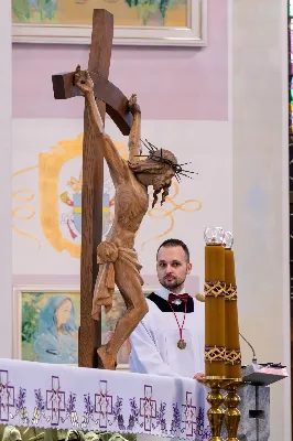 W III niedzielę Wielkiego Postu, 3 marca, podczas Mszy Świętej o godz. 12.00 ks. Krzysztof Gołąbek - proboszcz naszej Katedry, przyjął do grona Liturgicznej Służby Ołtarza dwunastu chłopców. Po odpowiednim przygotowaniu, pod czujnym okiem ks. Pawła Wójcika – opiekuna ministrantów oraz ceremoniarza Rafała Waszczaka i animatorów-praktykantów, otrzymali stopień ministranta choralisty, po raz pierwszy mogli ubrać kołnierzyki, a także otrzymali legitymacje ministranckie. To wielka radość dla naszej parafii. Gratulujemy chłopcom odwagi oraz życzymy wytrwałości w tym pięknym powołaniu, jakim jest służba przy Ołtarzu Pana Jezusa. Podczas Mszy Świętej zaśpiewała Dziewczęca Schola Katedralna.
Zapraszamy wszystkich chętnych chłopców do wstąpienia w szeregi katedralnej Liturgicznej Służby Ołtarza. Zainteresowanych prosimy o kontakt z ks. Pawłem Wójcikiem.
Rafał Waszczak
fot. Joanna Prasoł